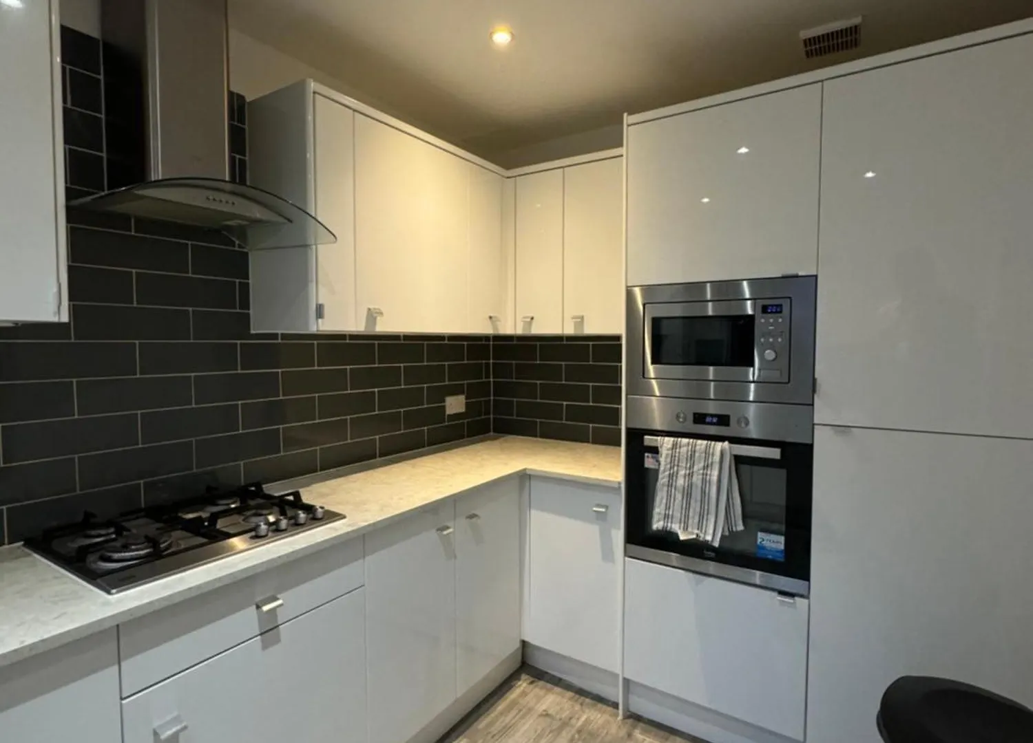 Spacious 3 Bedroom Home, With Private Driveway 5 Minutes From Excel Centre & Custom House London