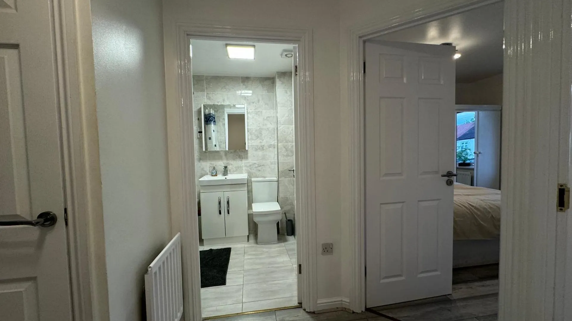 Spacious 3 Bedroom Home, With Private Driveway 5 Minutes From Excel Centre & Custom House London 0*,