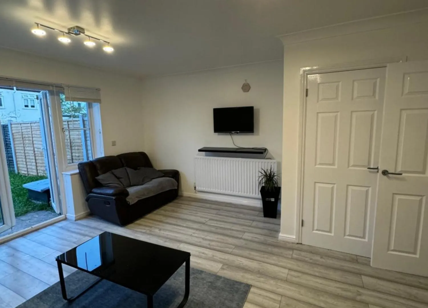 Spacious 3 Bedroom Home, With Private Driveway 5 Minutes From Excel Centre & Custom House London Holiday home