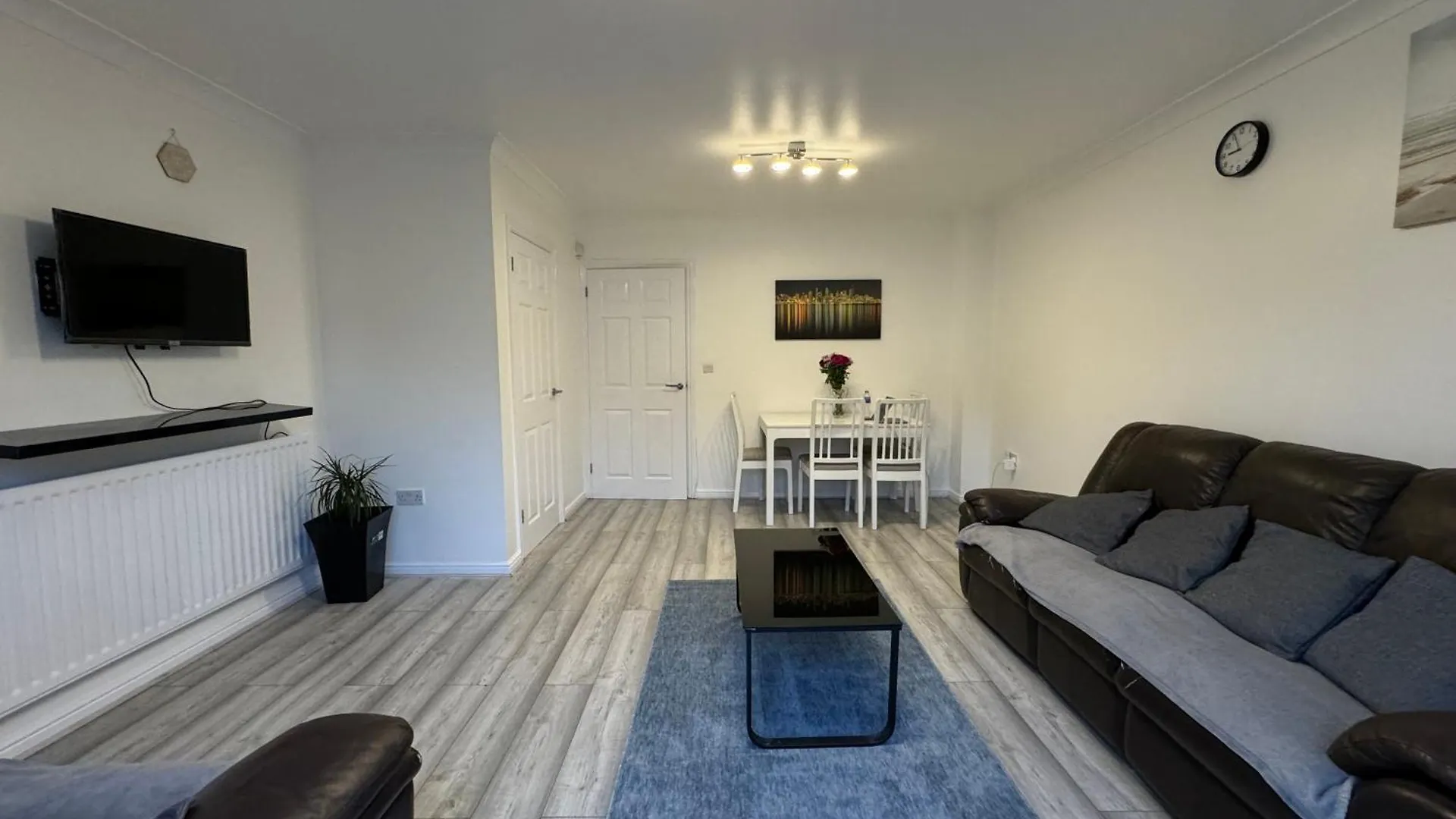 Spacious 3 Bedroom Home, With Private Driveway 5 Minutes From Excel Centre & Custom House London Holiday home