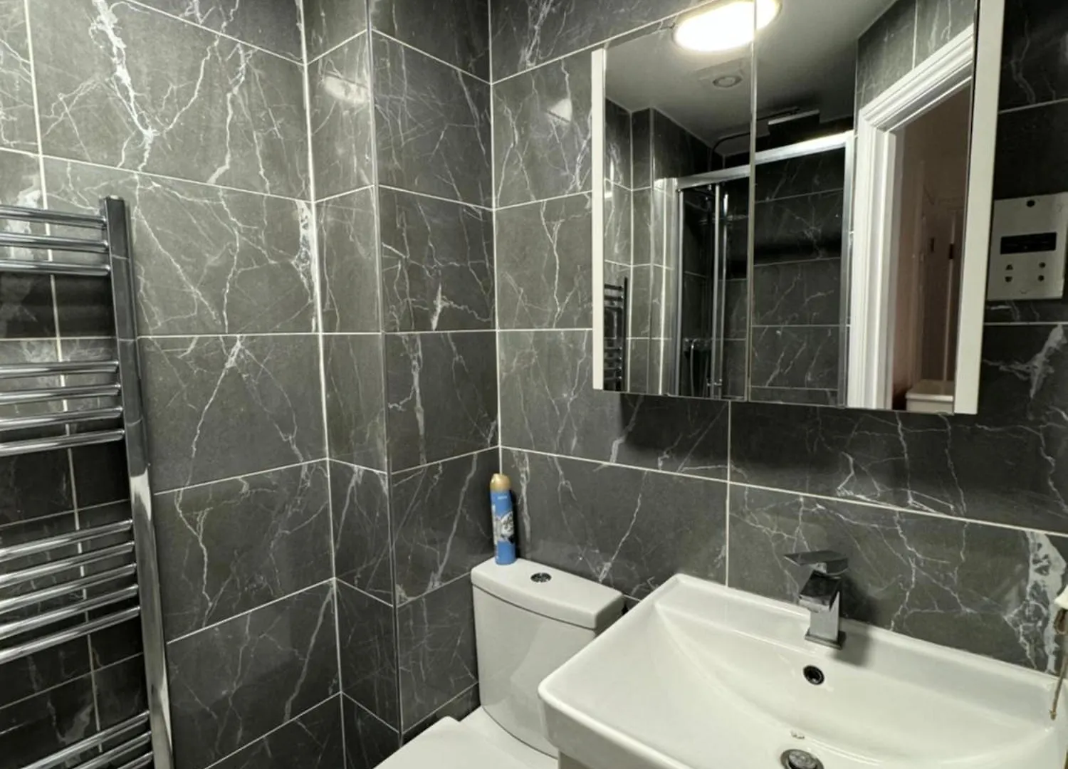 Spacious 3 Bedroom Home, With Private Driveway 5 Minutes From Excel Centre & Custom House London