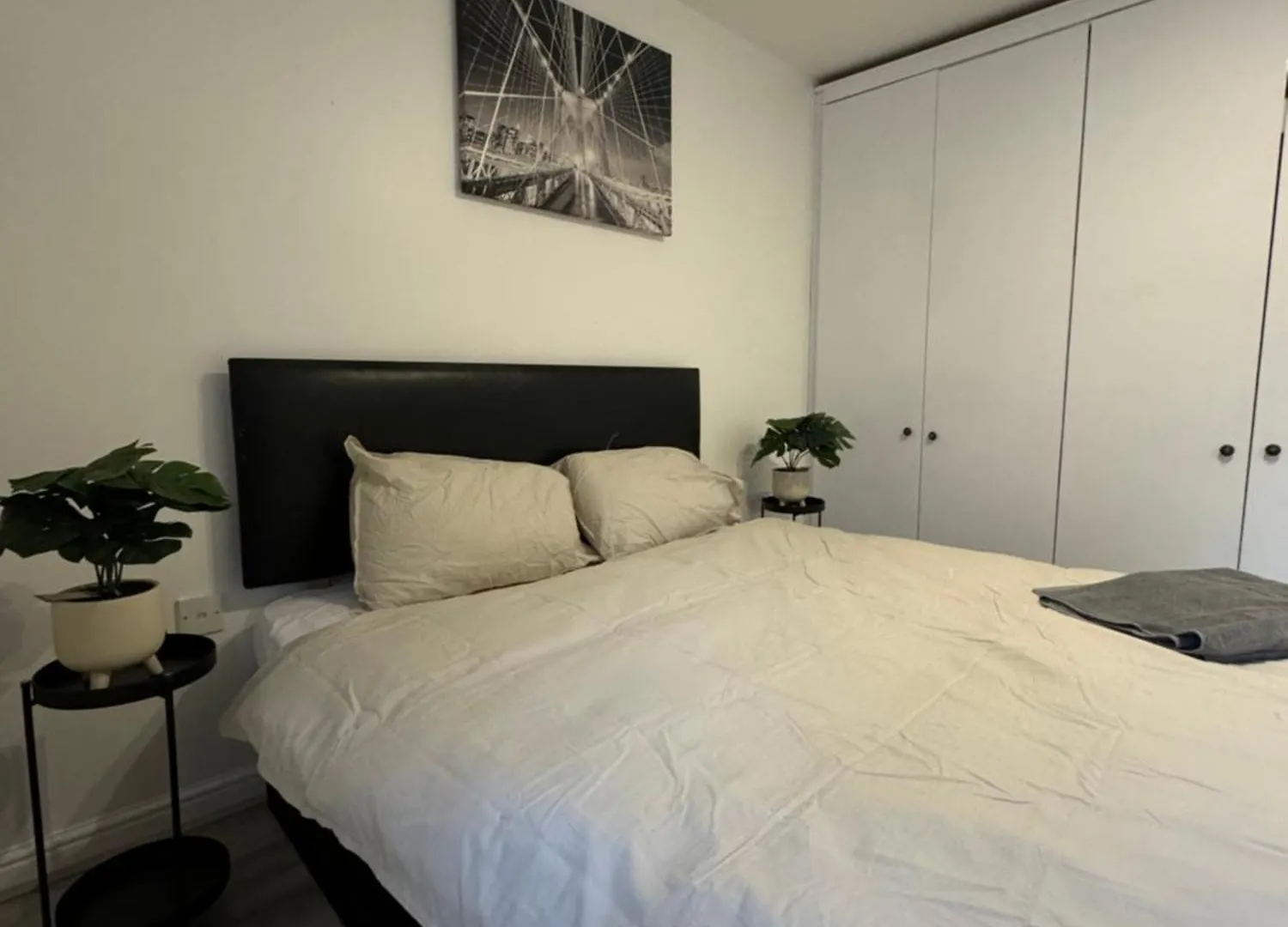 Spacious 3 Bedroom Home, With Private Driveway 5 Minutes From Excel Centre & Custom House Londra