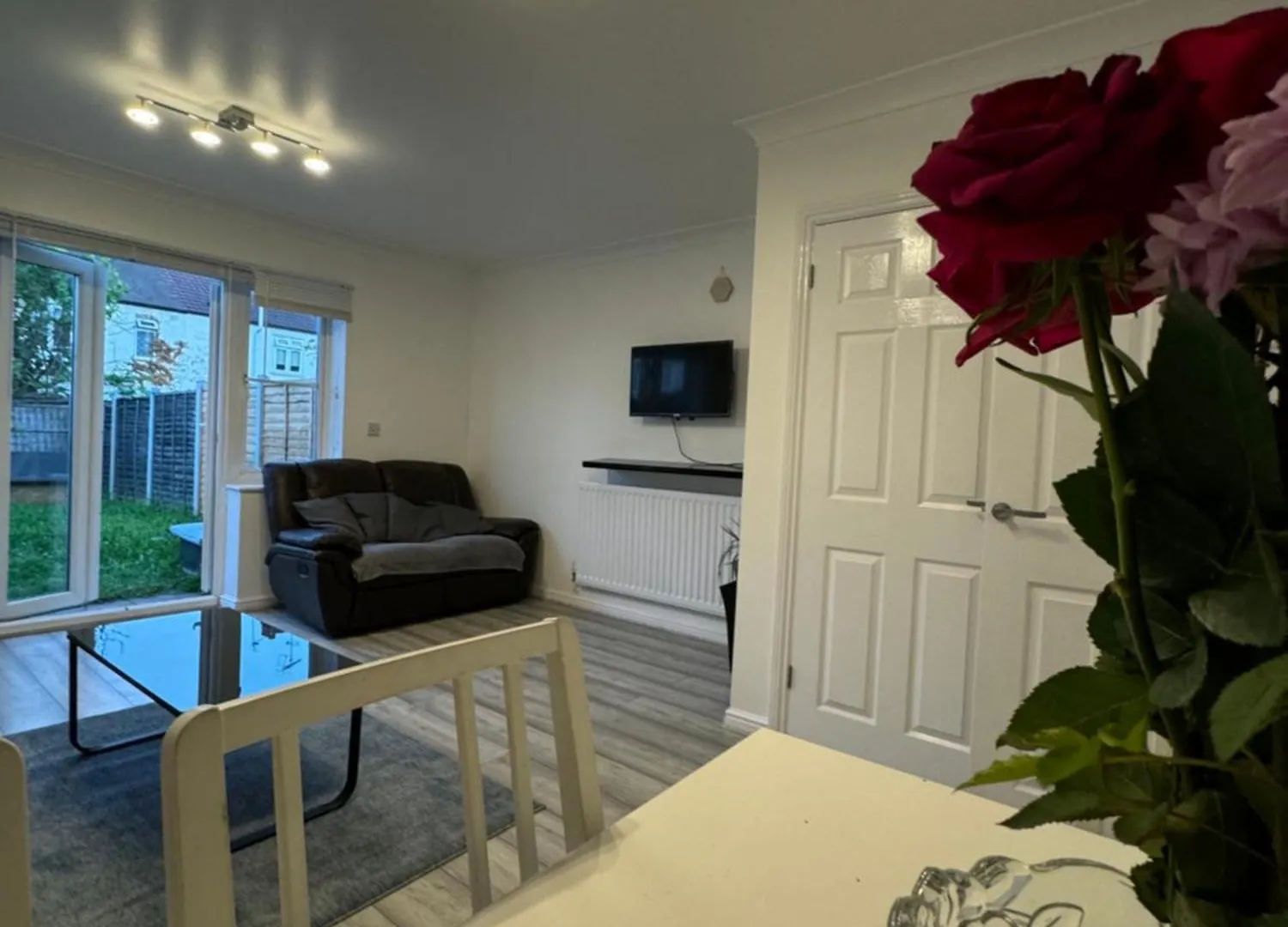 Spacious 3 Bedroom Home, With Private Driveway 5 Minutes From Excel Centre & Custom House Londra